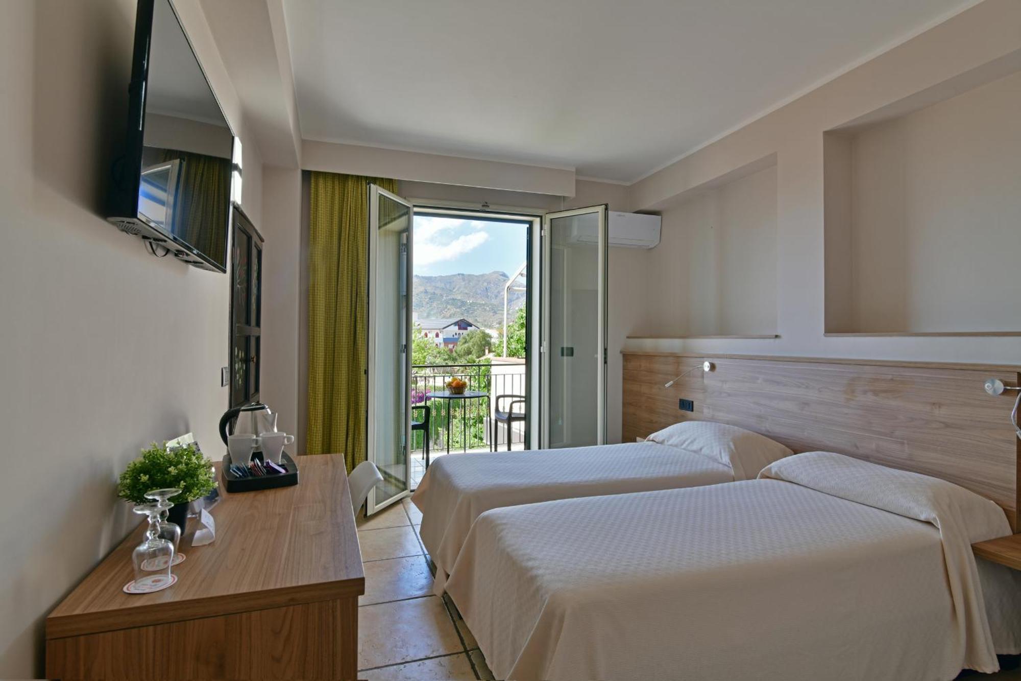 Hotel & Apartments Villa Linda Giardini Naxos Exterior foto